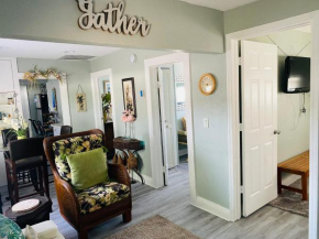 Mango Beach 3 Bedroom House Fenced Backyard Patio Grill Firepit 10 MIN TO DELRAY BEACH!